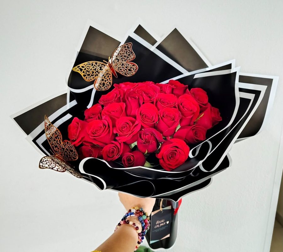 Bouquet Luxury Red Rose 24 rosas rojas con mariposas doradas en Bogotá